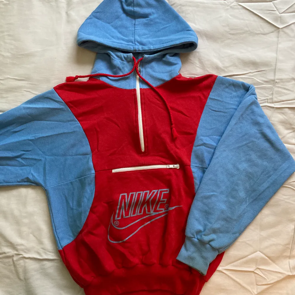 En vintage Nike hoodie med en ficka över magen!. Tröjor & Koftor.