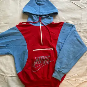 En vintage Nike hoodie med en ficka över magen!