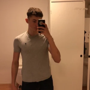 Ralph Lauren t-shirt S - Plagget är i bra skick men har används en del så texten inuti tröjan har börjar ramla av lite, overall 8/10 skick.