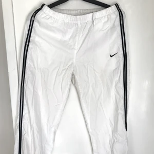 Nike Track Pants - Vita trackpants Nike. Superbra skick. Tyget är jättebekvämt och inte prassligt. Skriv privat för mer bilder eller frågor! 