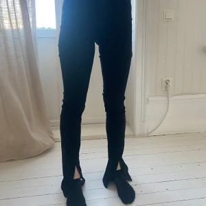 Jeans med slits! - Jeans från Gina i storlek 34 (utgått i sortiment tror jag) använd 2 gånger. Buda💗 (modellen är 170)