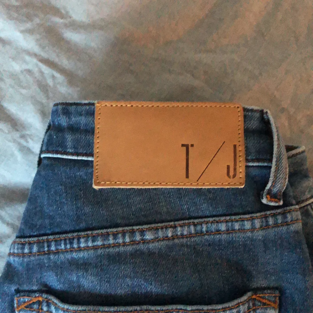 Säljer mina tiger of Sweden jeans som jag endast har användt en gång. Köpte för 1500 kr och säljer för 850 kr. Jeansen är i storlek 25/32.. Jeans & Byxor.