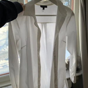Vit skjorta  - Säljer denna skjorta som är lite längre så de går både att ha som en klänning eller till ett par jeans. Aldrig använd