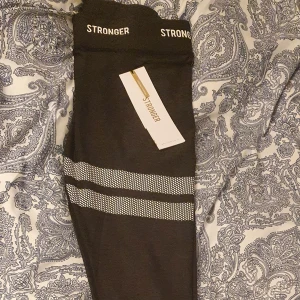 Oanvända träningstights - Stronger Srl M - Oanvända träningsbyxor från Stronger. Säljer pga fel storlek. Storlek M.