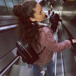 Manchester jacka - Fin och mysig rosa/lila Manchester jacka. Storlek XS men skulle säga att den är mer S. Dm vid intresse, pris kan diskuteras. Kunden står för frakten. ✨