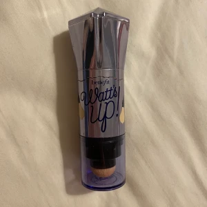 Säljer Highlighter från benefit - Säljer denna Highlighter från benefit. Det är deras watts up Highlighter. Den är bara testad, men har rengjort den. Undrar man över något så är det bara att kontakta mig. Nypris ligger runt 450kr  Beskrivning: En champagne-färgad cream-to-powder highlighter som ger en fantastisk lyster. Benefit Cosmetics bästsäljande highlighter ger en snygg ”wow”- faktor till vilken hy som helst. Applicera den smidiga applikatorn på kindbenen och under brynen och skulptera ansiktet tills du uppnåt den perfekta glöden.  