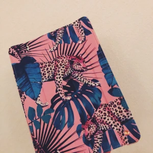 iPad skal  - Ett fint ipadskal med färgat mönster från holdit. Högsta bug+frakt😊💖