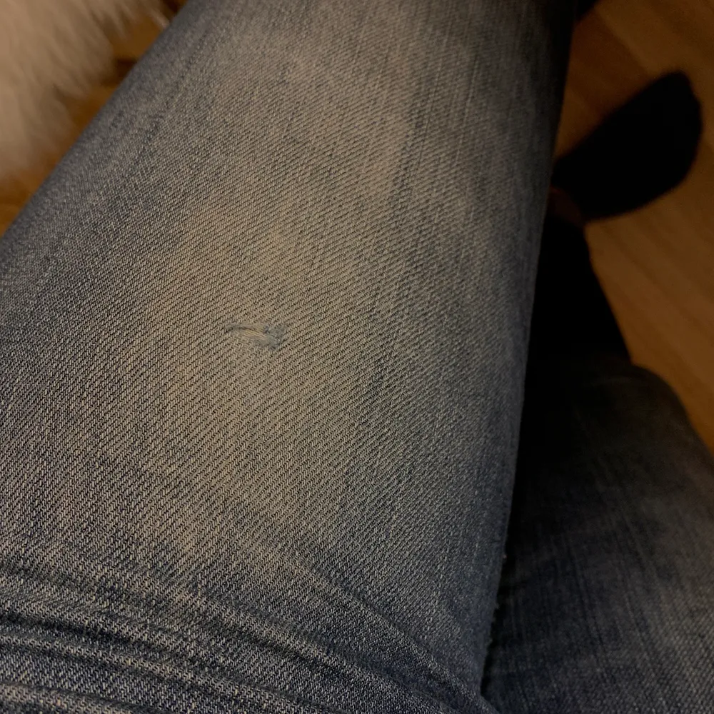 Säljer mina Levis jeans då de tyvärr är för små. Inköpta från carlings. Storlek 24 (?!) men tror snarare att de är 32/34. Är 157cm lång och har vikt upp dem två varv. På tredje bilden ser ni att de spruckit någon cm på låret men syns knappt. Även bakifickan har blivit skavd av mobilen, därav är tyget blekt. NYPRIS 1100kr!! . Jeans & Byxor.