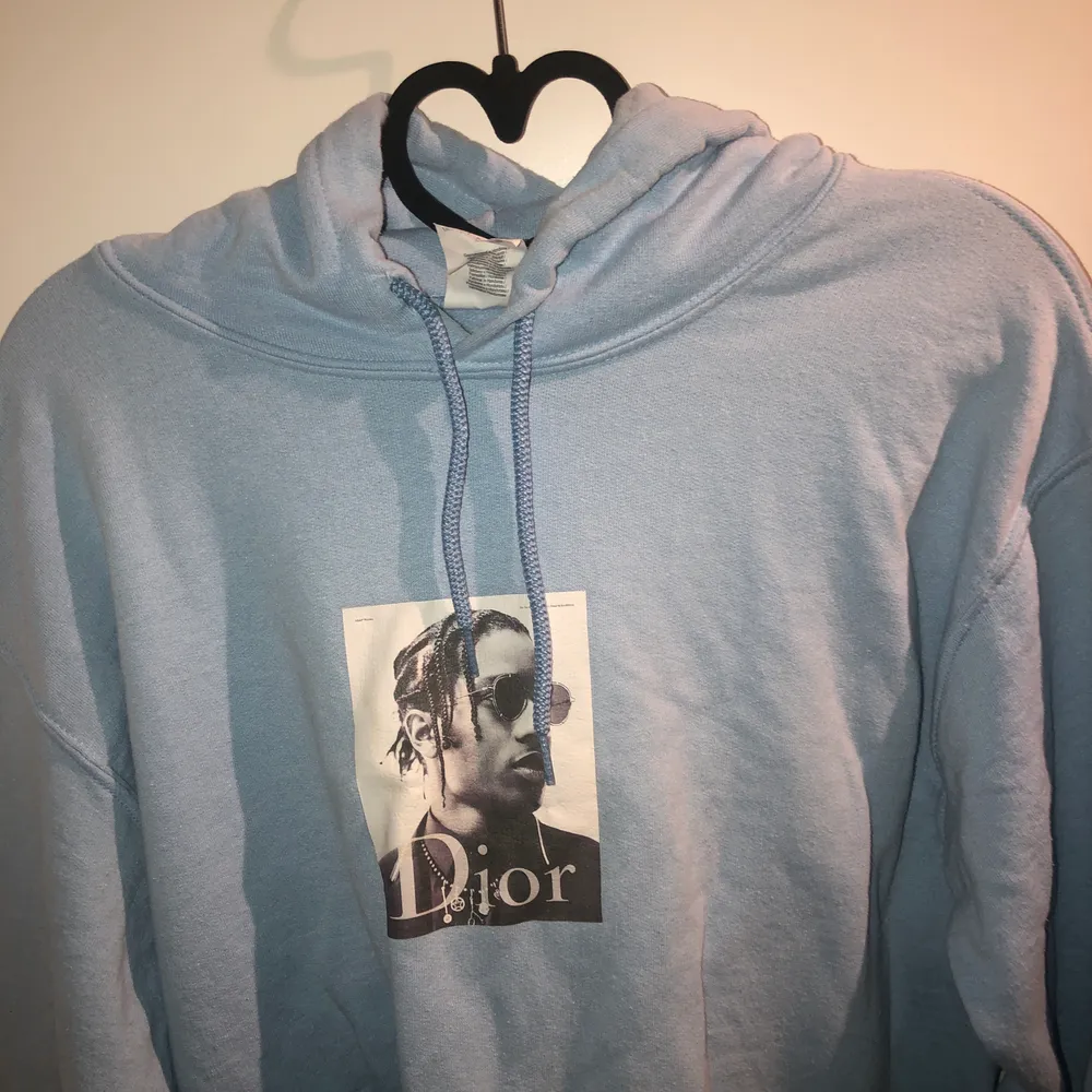 Blå hoodie från ASAP Rocky Märke: Coldprints og pris: 350kr. Hoodies.
