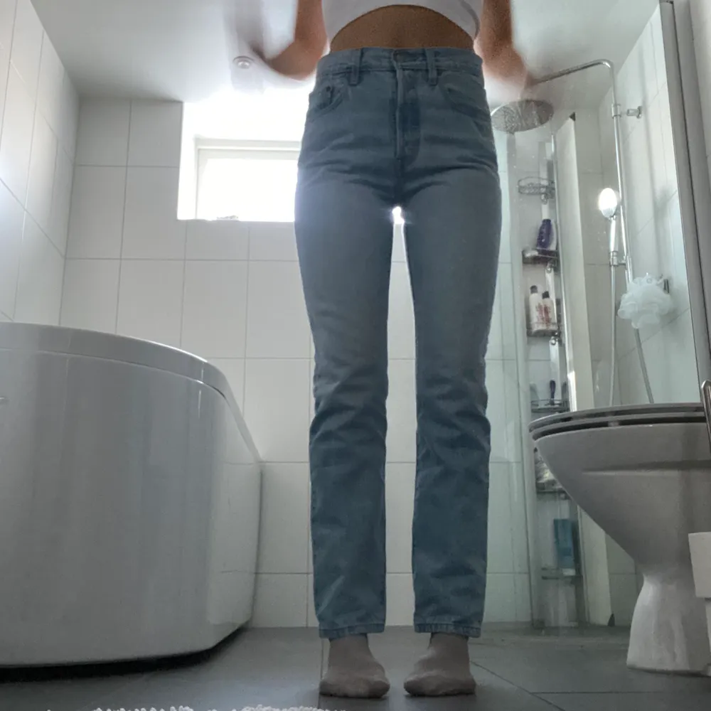 Snygga raka Levi’s jeans, nypris: 1300 kr och jag säljer för 350 utan budgivning. I stlk waist 26, det är lite för stora på mig i midjan som har midjemått 61 cm. Jag är 166 cm lång och jeansen går lite ovanför golvet. Skulle säga att det passar på någon som är 160-165 cm lång. Jeans & Byxor.