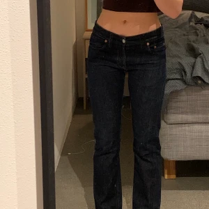 Filippa K Lågmidjade Jeans - Säljer dessa snygga lowrise jeansen från Filippa Ksom tyvärr inte passade mig som jag ville. De har coola fickor där bak och är i bra skick! Köparen står för frakt+porto💓 Om flera är intresserade kan man buda i kommentarerna