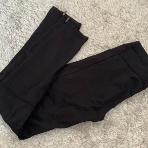 Träningsbyxor - Säljer ett par träningsbyxor. I storlek 146/152✨ sitter fint på. Har ingen användning av de därför säljer jag de och hoppas nångon annan får nån användning av de🥰