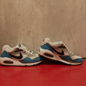 Nike air sneakers - Säljer mina supersnygga Nike air eftersom de inte kommer till användning längre. De är väl använda och nog de skönaste skorna jag äger! Några sömmar har blivit lite fransiga och färgen på sulan har spruckigt på ena skon, bild 3. Men i helhet är de fortfarande i bra skick! Kan skicka fler bilder vid intresse, möts upp göteborg eller skickar då köparen betalar frakt😊💙