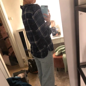 Blå skjorta  - Blå skjorta! Funkar fint som en tunnare jacka över tröja ellr linne! Storlek L