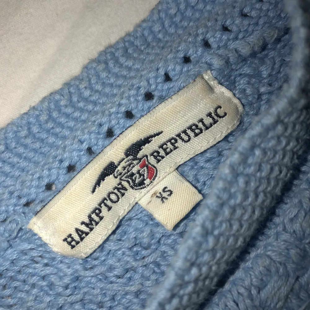 Himmelskt blå tröja, jätteskön & bra skick. Från Hampton Repuplic, storlek XS, säljer pga att den är för liten. Stickat.