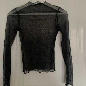 Mesh top - Säljer denna sjuk fina mesh topp från zara som är svart och silvrig. Säljer då den är lite liten för mig och kommer aldrig till användning. Mycket bra skick då den bara använts en gång. Köpare står för frakt 📦 