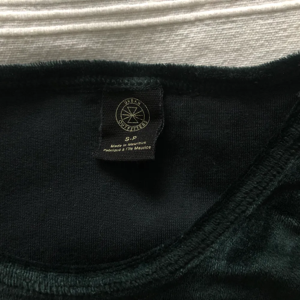 Jättesnygg och skön mörkgrön sammet baby tee från Urban outfitters. Har använts få gånger och säljs för att den inte kommer till användning! Kan mötas i Stockholm eller frakta men köparen står för frakt 💞. T-shirts.