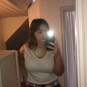 Vitt Linne - Säljer detta glansiga vita linne i en snygg design!! Passar perfekt nu till våren. Mycket sparsamt använt! Köpare står för frakt:)