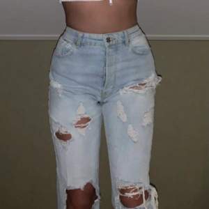 Slitna jeans som jag köpte från carlings i somras, storlek M!! Säljer dock för att d e lite för korta på mig!