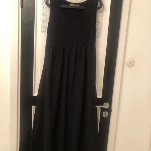 Svart klänning från märket Havana strl M - Snygg svart långklänning från märket havana. Väldigt bra skick och knappt använd. Jag har strl L och den passar även mig. Nypris 800kr. Mitt pris 300kr+ eventuell frakt. Priset går att förhandla   