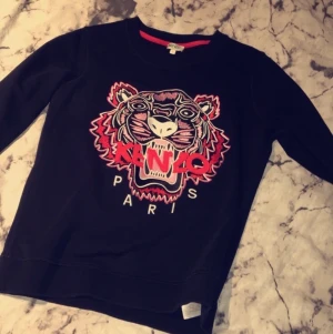 Äkta Kenzo sweetshirt  - strl s dam, köpt på Nk i Stockholm orginal pris 2200kr använd 5 gånger , säljes pågrund av oanvändning pris kan diskuteras vid snabb affär