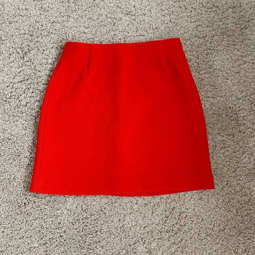 Röd kjol från H&M i storlek 32💫 kjolen är i mycket bra skick då den bara använts ett fåtal gånger❤️ passar att ha till både skolavslutning eller till jul, önskas fler bilder eller om det finns frågor är det bara att skriva! . Kjolar.