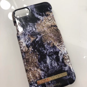 Skal från Ideal Of Sweden - Jätte fint skal, som man ser på andra bilden är det dock lite trasigt, utöver det, perfekt skick, skalet är till iPhone 6,7 och 8