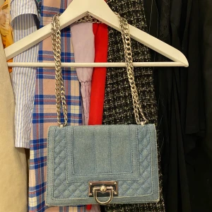 Liten väska i jeans  - Snygg liten väska i jeans. Frakt tillkommer. Kan mötas upp i Lund. Skriv om ni har några frågor. 🍒🌸🌈💟🧡