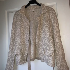 Fin kofta  - En fin kofta, liknande Odd Molly! ✨