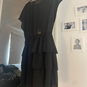 Svart volang klänning  - Svart volang klänning nypris 399kr från Ginatricot säljer för 99kr plus 20kr frakt ALDRIG använd 😊