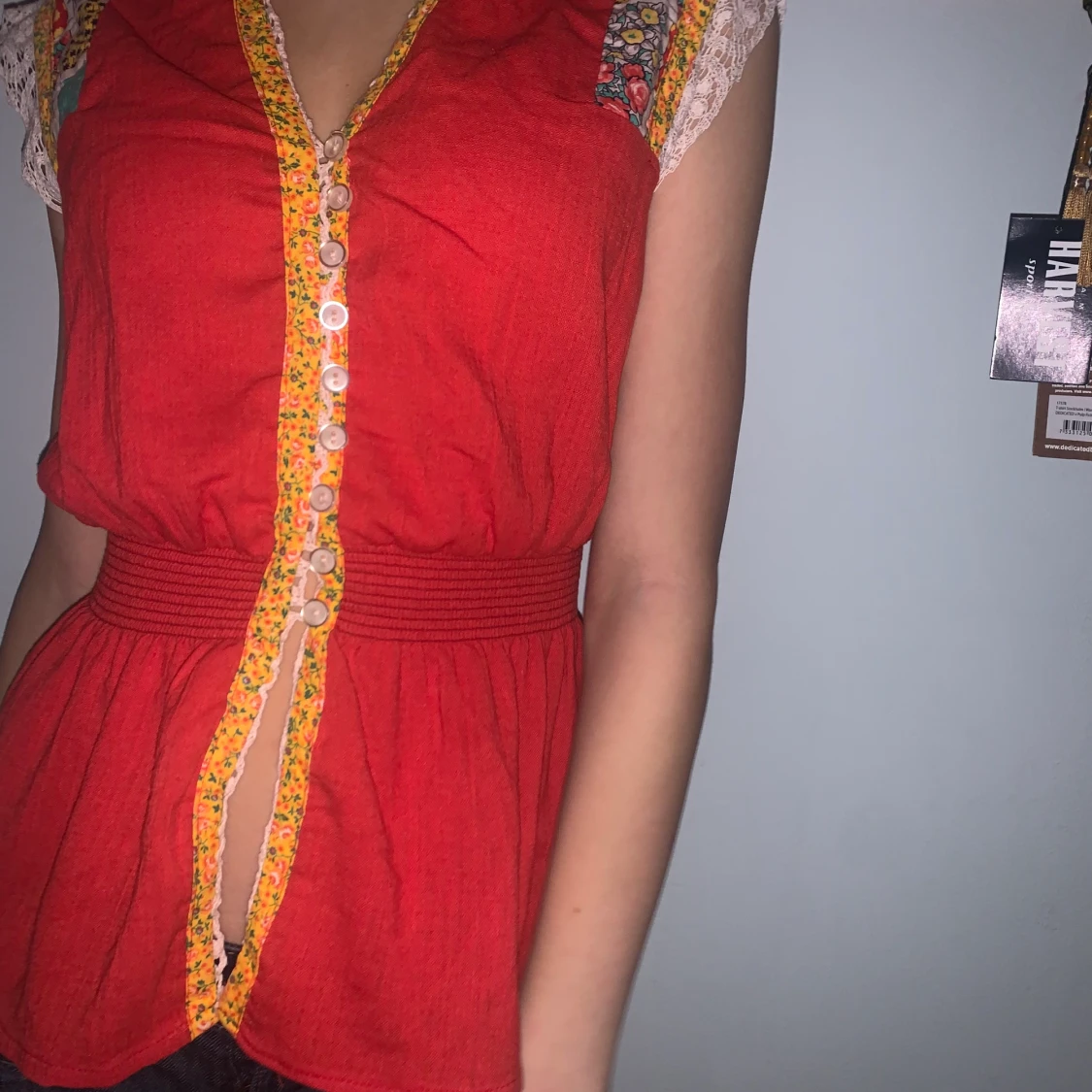 Söt blus med mycket mönster och stark röd färg - 90