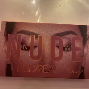 Huda beauty pallet - Helt ny säljer dock pga ljusa färger, jag gillar mer mörka färger och har köpt en annan pallet. Priset kan diskuteras 