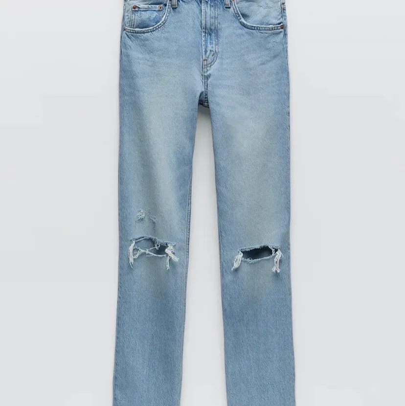 Säljer dessa blå jeans ifrån Zara. Helt nya och aldrig använda. Säljer då jag beställde fel storlek.. Jeans & Byxor.