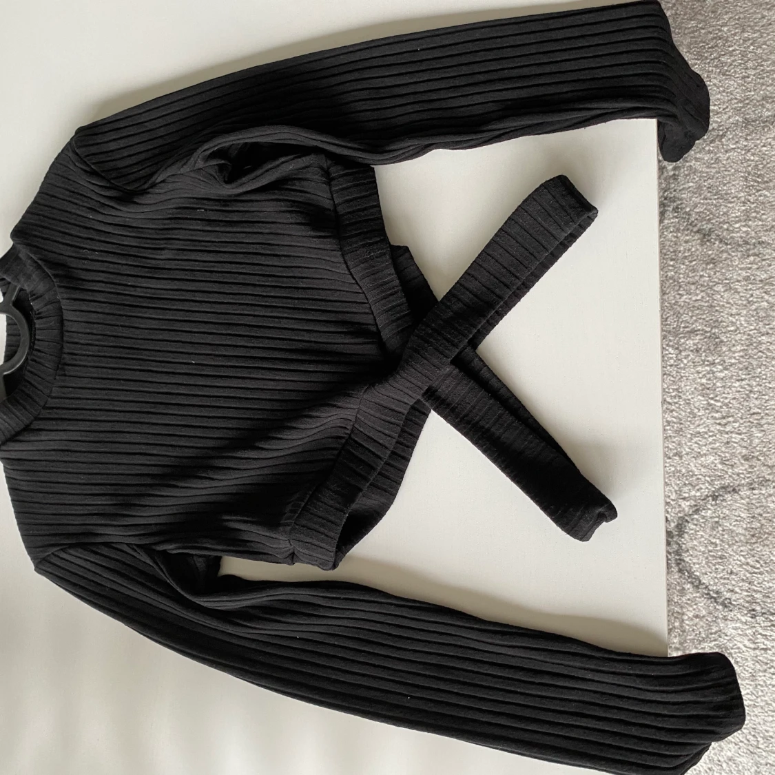 Svart top, korsad vid sidorna - 90