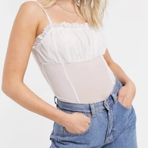 söt vit topp från asos - Jättefint linne i mesh från ASOS, använt en gång men som helt nytt 🥰 