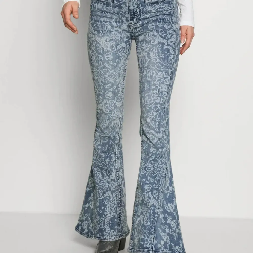 Selling amazing flared jeans from Free People (sold out last year). New price was 750:-  Barely used, great condition. STARTING BID IS 400:- 💛💚💙💜♥️. Jeans & Byxor.