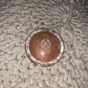 Bronser från the body shop! - En super fin bronser ifrån the body shop! Den har lite skimmer i sig som blir jätte fint på huden🥰 Aldrig använd!🖤