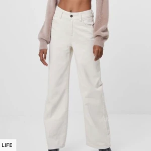 Jeans - Säljer dom här vida jeansen från Bershka. Köpta på plick men för små! Frakten ingår inte i priset!😊