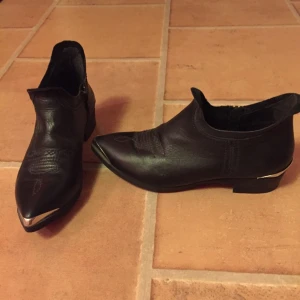  - Skor från Bikoks samarbete med Whitney Port. Använda 2ggr. Som nya! Kan mötas upp i Lkpg annars står köparen för frakten.