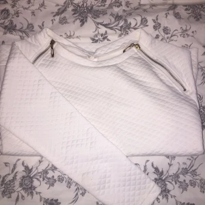  - Vit med guldiga detaljer, quiltat mönster fram och slätt bak 