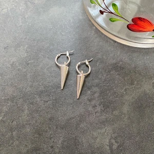 Örhängen nitar - Suoercoola örhängen jag gjort själv, nickelfria! Matchande halsband finns i enskild annons! @tinsel.uf på instagram för mer! 🤍