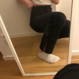 Slit jeans BOOHOO - Straight jeans ifrån boohoo, lite vintage vibe. Storlek 34. Helt oanvända endast testade, köptes för ca 2 månader sedan men har inte kommit till användning. Nypris var runt 300kr, säljer för 100 🖤 