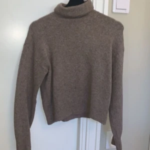 Brun stickad tröja  - En snygg stickad polo tröja från hm 