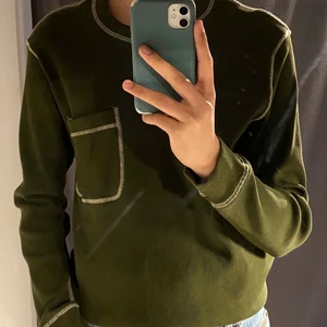 WEEKDAY longsleeve - Skitsnygg grön, långärmad tröja från WEEKDAY i bra skick. Snygga detaljer som texturen, sömmarna och bröstfickan! ❗️Tar emot bud ❗️