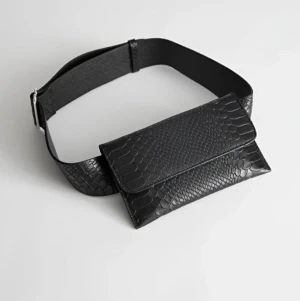 & Other Stories midjeväska - Supercool liten/smal midjeväska från & Other Stories som tyvärr inte kommer så mycket till användning för mig. Köptes för 800 och är i väldigt bra skick, pris kan diskuteras och ställ gärna frågor om du har några✨