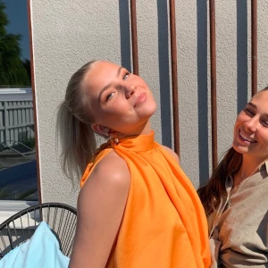 Orange Zara topp  - Säljer min väldigt fina zara topp, den kommer aldrig till användning och den är använd endast 3-4 gånger, står inte för frakten🥰 BUDA I KOMMENTARERNA!! (Köp direkt 260kr) ❤️❤️ avslutad! 