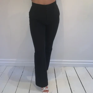 Kostymbyxor  - Snygga svarta kostymbyxor från bikbok i modellen Vilma storlek 36. Lite slitna i tyget men inget märkvärdigt, därav priset. Har länge varit mina favoriter tills jag nu vuxit ur de (Leonora på bilderna). 100 kr + frakt, mvh Filippa ❤️