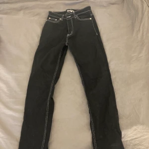 Jeans - Säljer dessa svarta jeansen med vita kontrastsömmar då de är för små för mig. Köpta på junkyard och endast använda ett fåtal gånger. På mig är de lite långa (160).💕 Skulle säga att de passar som en liten S.