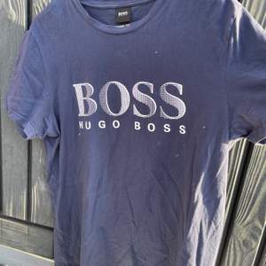 Enkel Hugo boss t-shirt i storlek M. Använd inte mer än 5 gånger. Hör av dig för frågor 