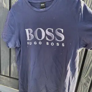 Enkel Hugo boss t-shirt i storlek M. Använd inte mer än 5 gånger. Hör av dig för frågor 